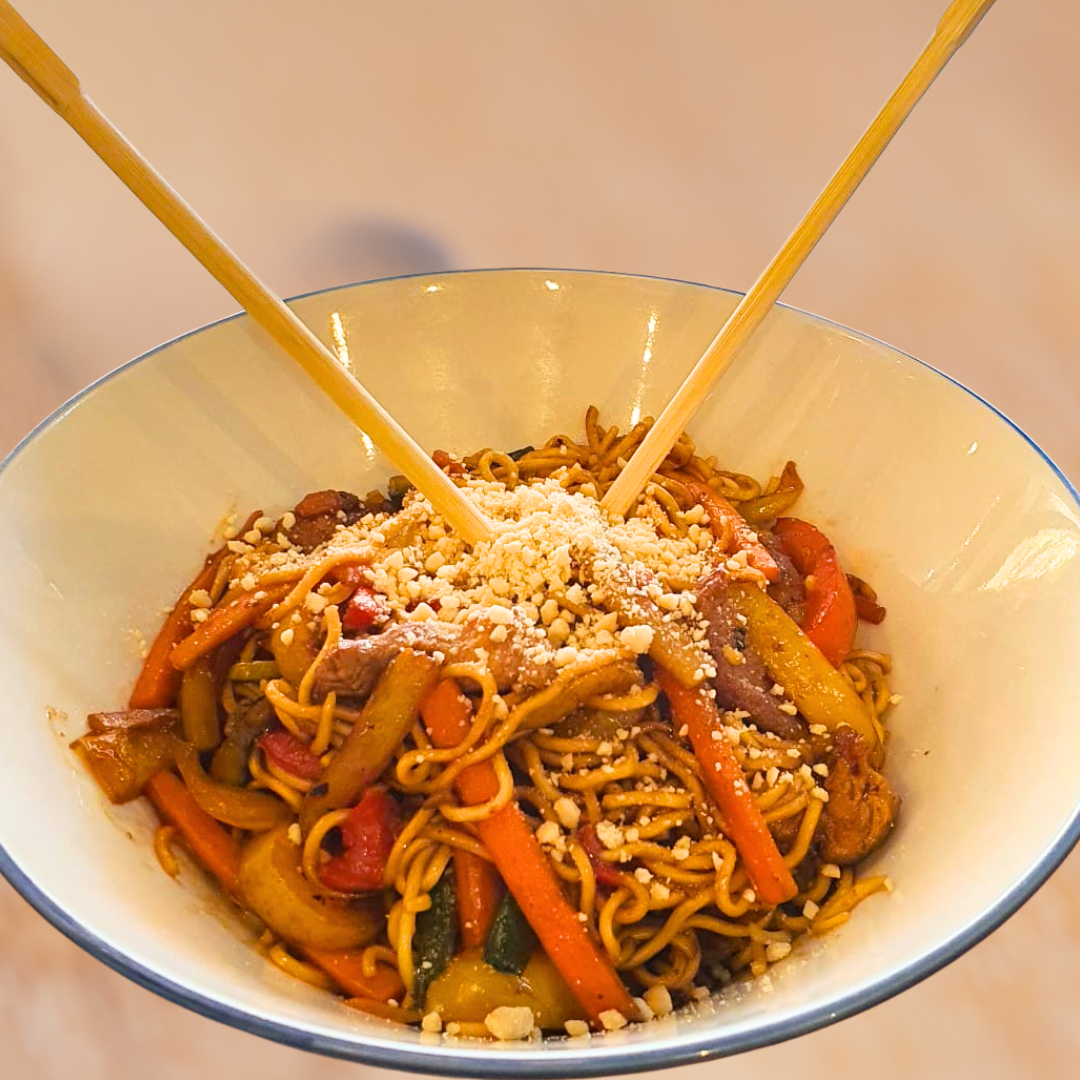 Noodles thai con verduras y abanico ibérico del Valle de los Pedroches
