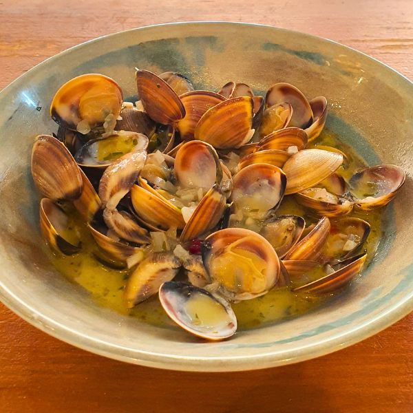 Almejas con salsa de mantequilla picante