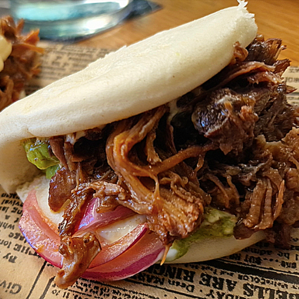 Pan bao de rabo de toro con guacamole, cebolla y mayonesa de soja (2uds.)