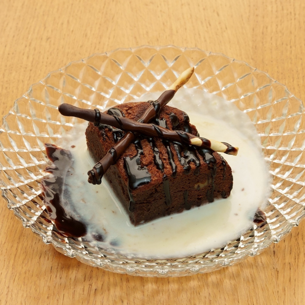 Brownie de chocolate con sopa de chocolate blanco y helado