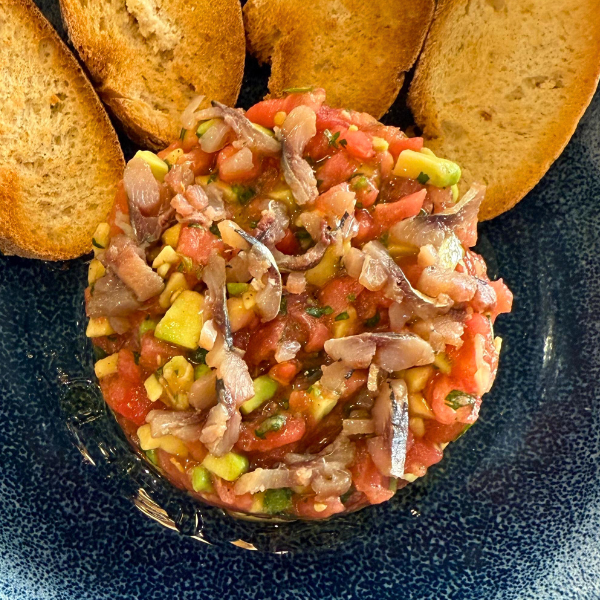 Tartar tomate y aguacate con sardina ahumada