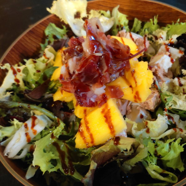 Ensalada de mango, foie, tiras de jamón ibérico, queso de cabra, vinagreta de miel de flores