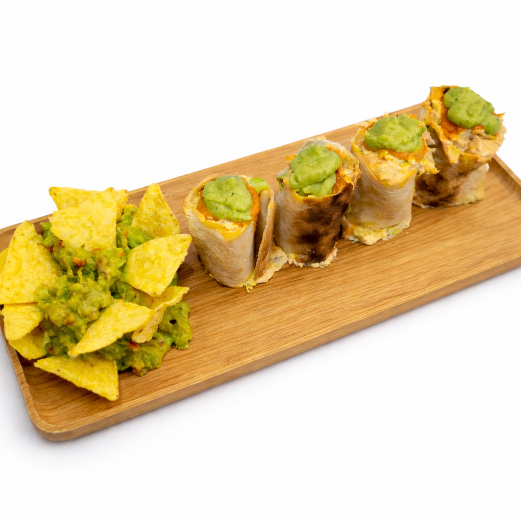 Chimichanga de pollo, tomatillo y guacamole con totopos fritos