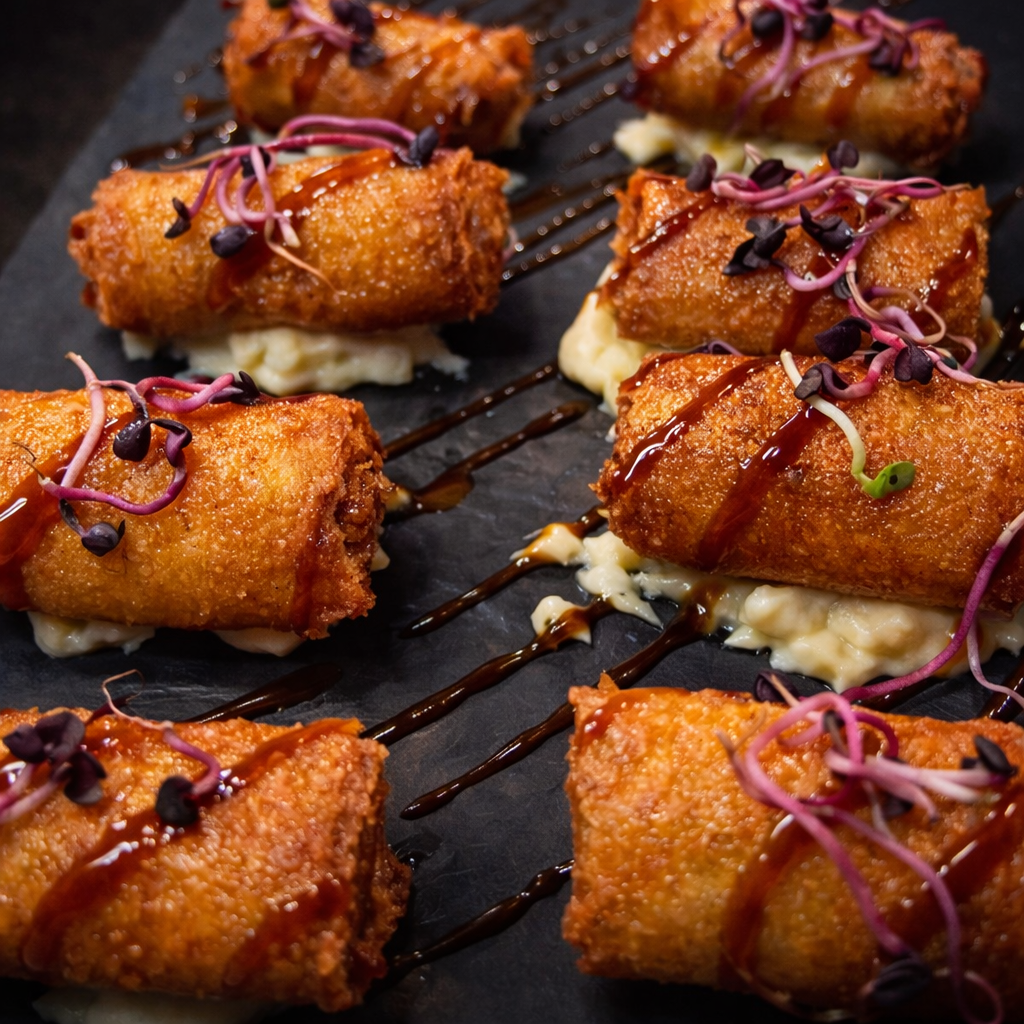 Rollitos de confit de pato, parmentier y salsa estilo oriental